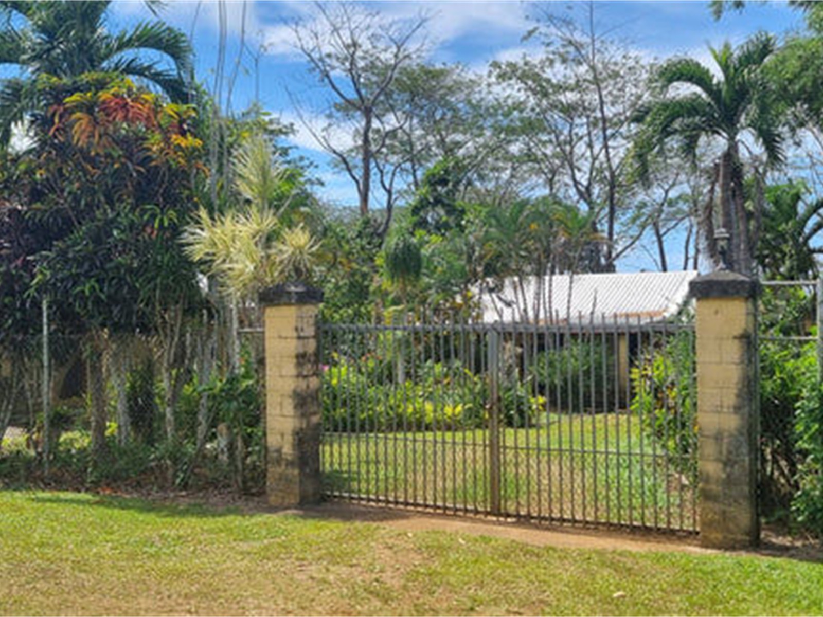 Fully fenced & Gated | Beautifully maintained gardens