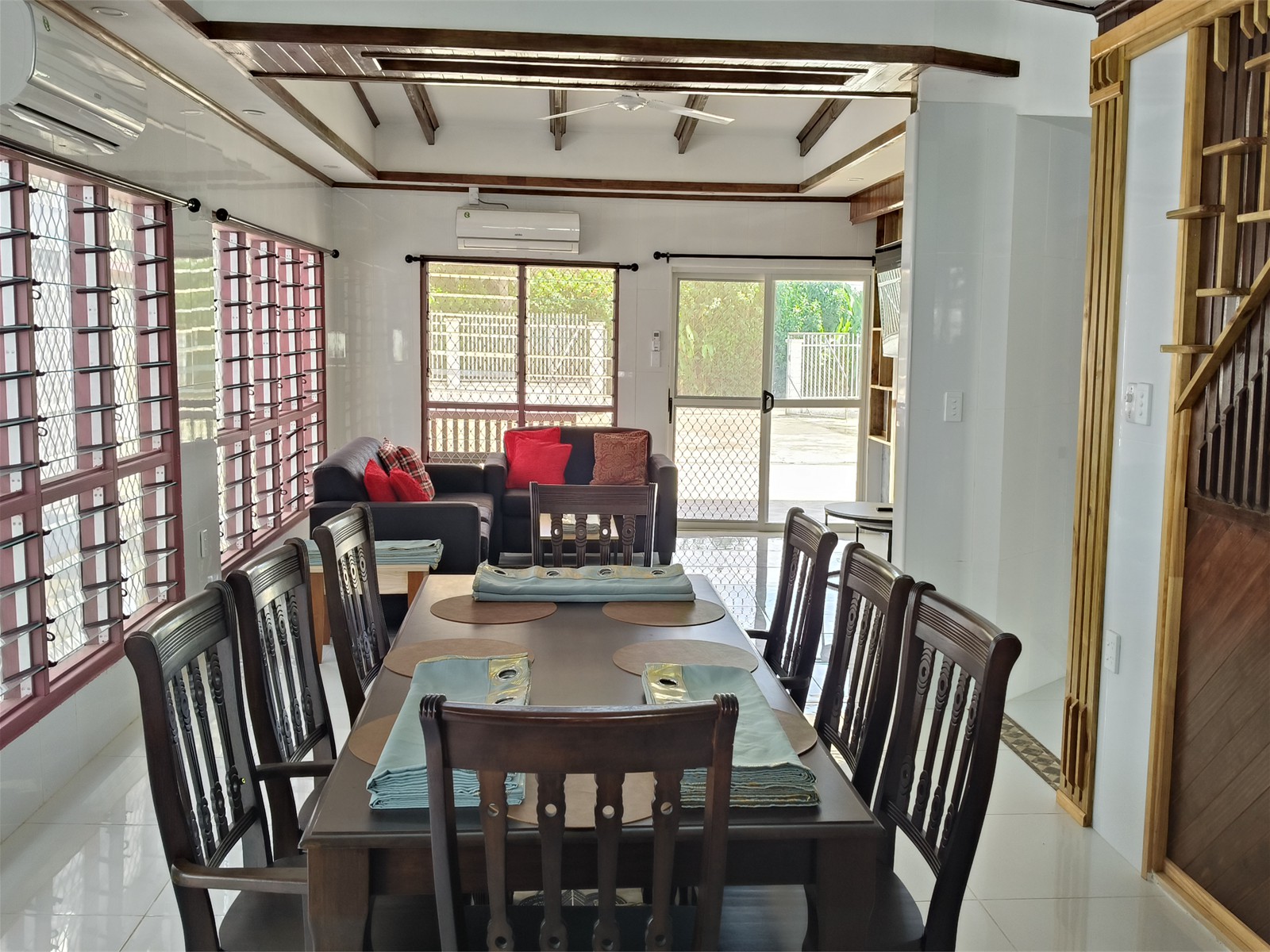 Vailele | Dining Table