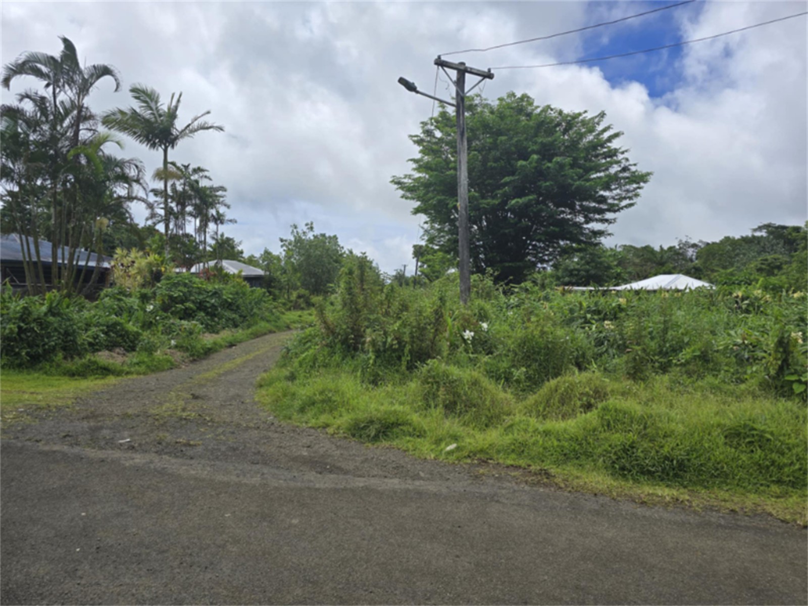 Less than 5 minutes to Cross Island Road